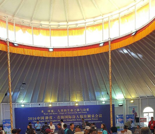 Henan – un festival de poezie la înălțime Poeții în iurtă © foto Peter Sragher