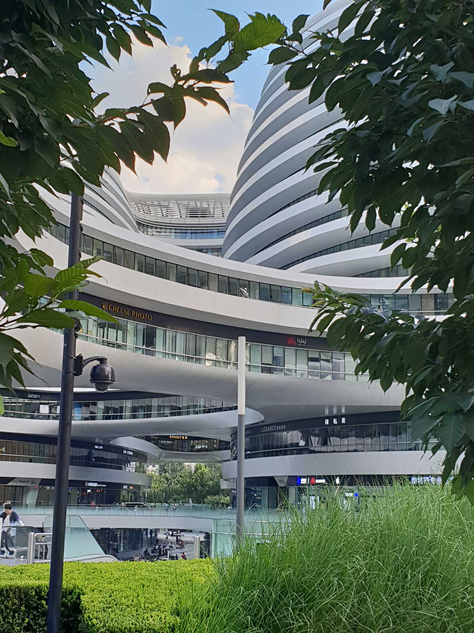 Clădirea în care se găsește sediul ICR Beijing proiectată de marea arhitectă irakiano-britanică Zaha Hadid