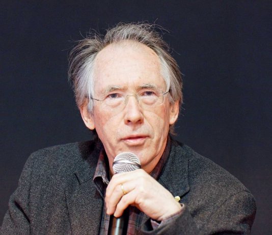 Coaja de nucă a lui Ian McEwan. „Pare” Hamlet? „Nu, nu pare, este.” L'écrivain britannique Ian McEwan, photographié au salon du livre de Paris 2011 © https://commons.wikimedia.org/wiki/User:Thesupermat