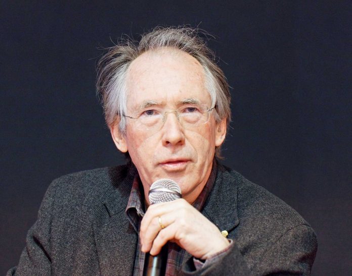 L'écrivain britannique Ian McEwan, photographié au salon du livre de Paris 2011 © https://commons.wikimedia.org/wiki/User:Thesupermat