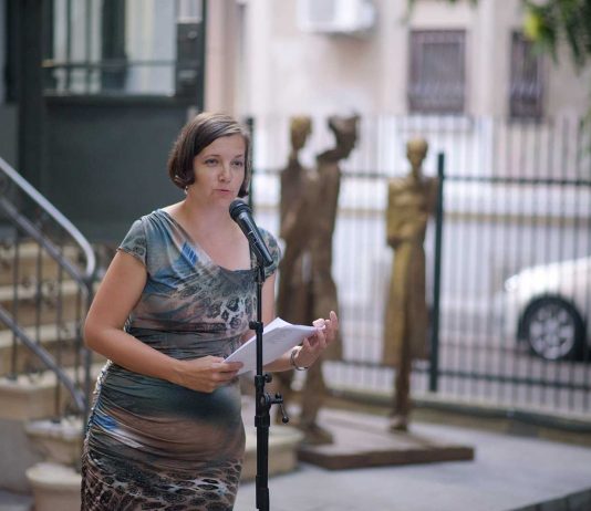 Jarmila Horáková, Oare n-aș putea redeveni nisip Jarmila Horáková citind prima oară versurile © foto Mihuț Savu