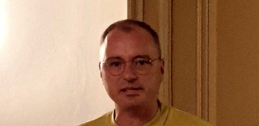 Vladimir Martinovski, The Danube and the landscape in Romania have inspired me to write new verses Vladimir Martinovski lecturând poezia sa la întâlnirea PEN - București - iunie 2019 © foto Peter Sragher