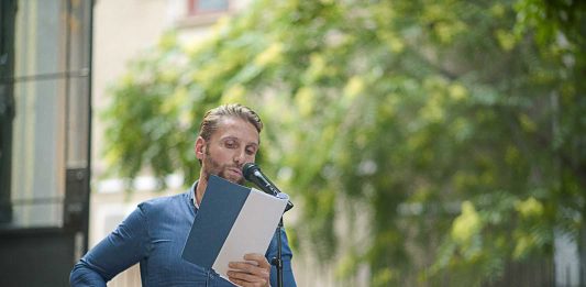 Stéphane Meuret recitând la MNLR © foto Mihuț Savu