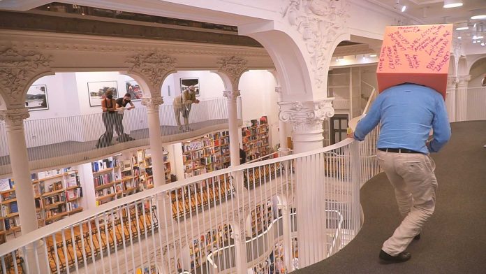 Josef Trattner dansând acoperit de cub © foto Vlad Rotaru